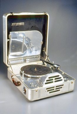 Illustration for article titled 12 Portable Record Players Gallery